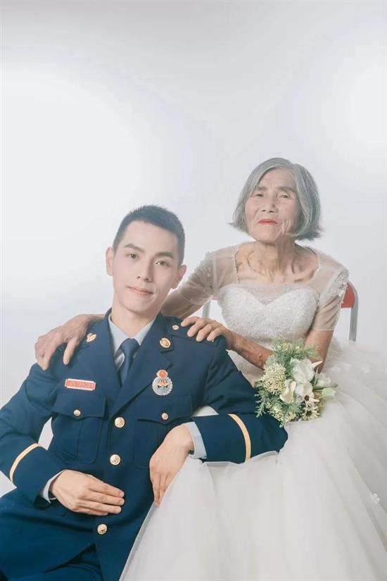这是2020年5月，张佳港陪外婆在影楼拍摄的照片。